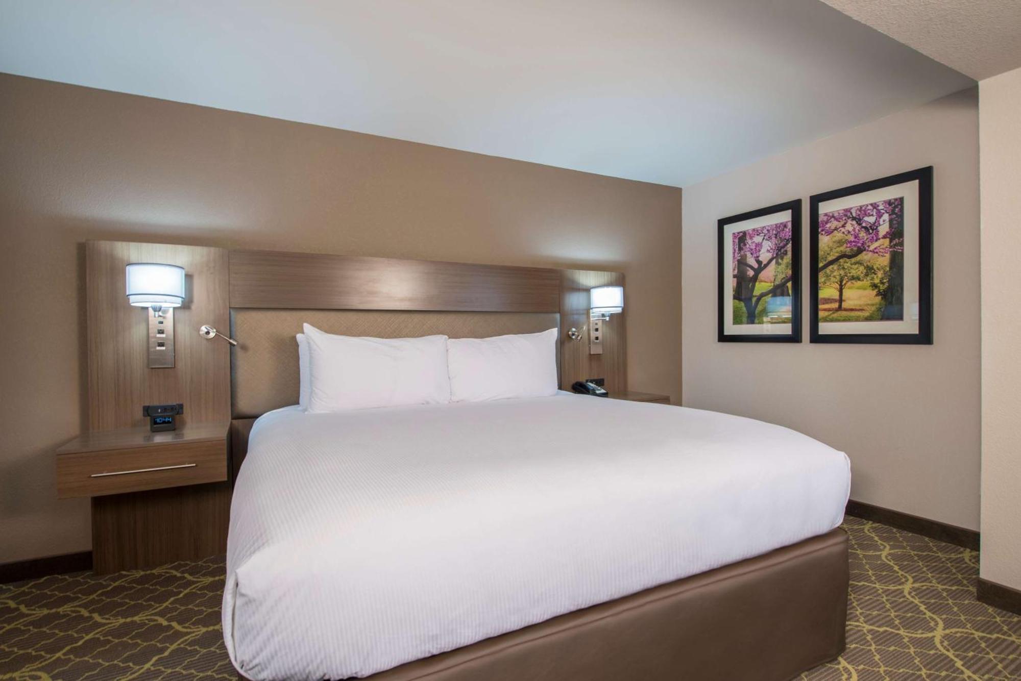 Doubletree By Hilton Winston Salem - University, Nc Exterior photo