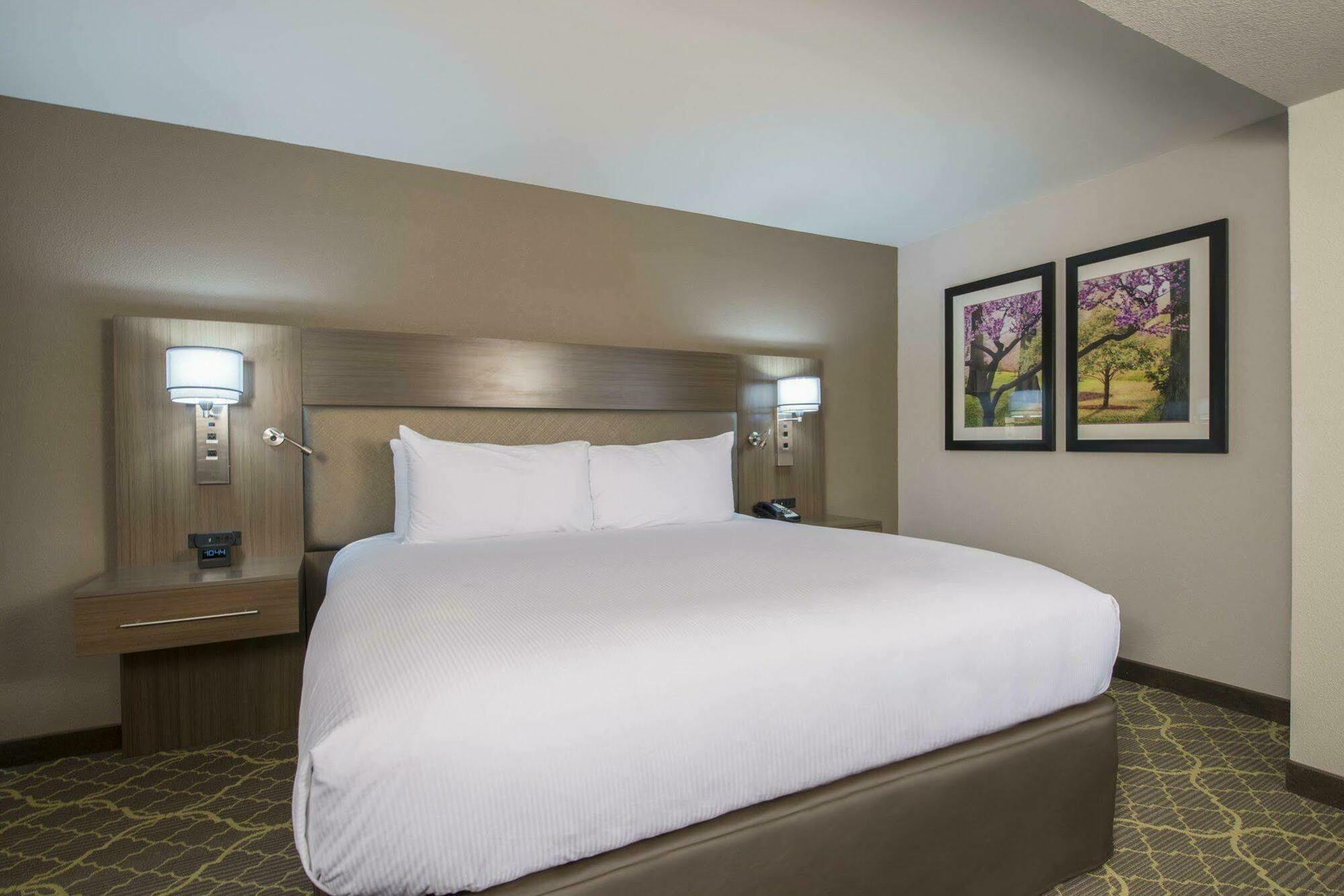 Doubletree By Hilton Winston Salem - University, Nc Exterior photo